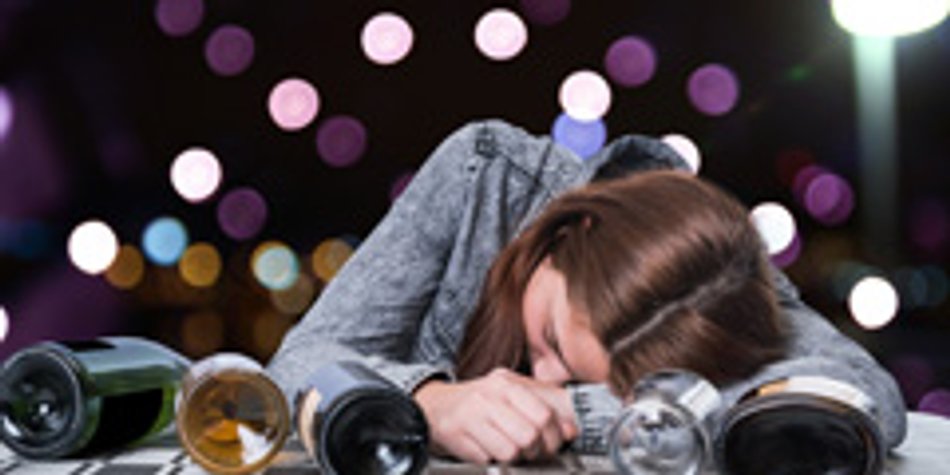 Teenager & Binge Drinking - Jugendliche trinken zu viel Teenager & Binge Drinking - Jugendliche trinken zu viel