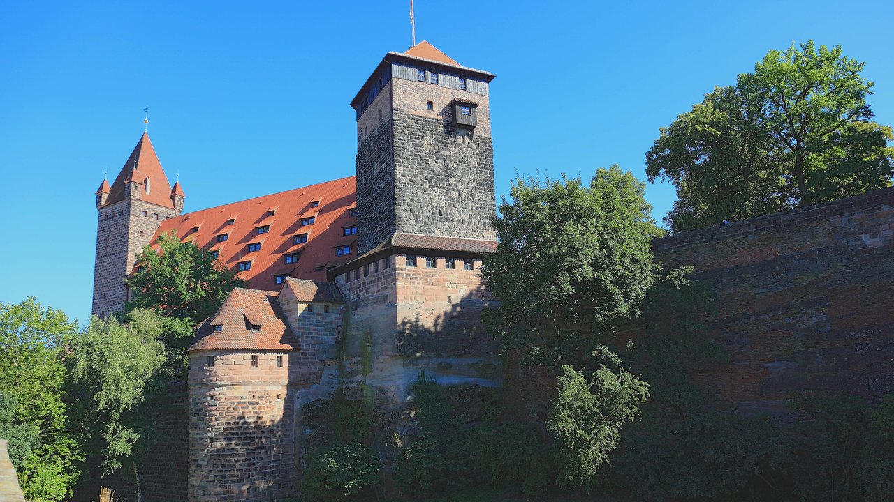 Die Kaiserburg Nürnberg ist ein beliebtes und geschichtsträchtiges Ausflugsziel für kleine und große Besucher. Die Kaiserburg Nürnberg ist ein beliebtes und geschichtsträchtiges Ausflugsziel für kleine und große Besucher.