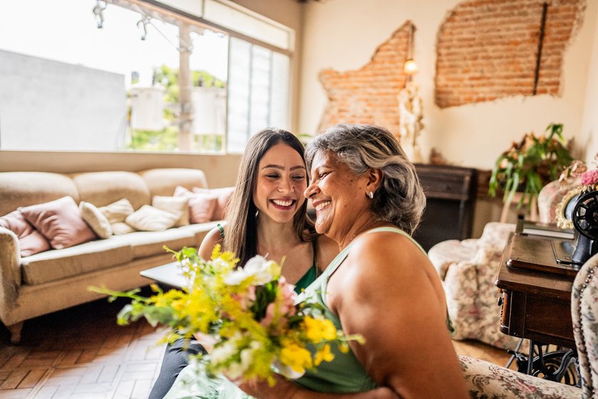 Beste Schwiegermutter sein: Schwiegertochter schenkt Schwiegermutter Blumen Beste Schwiegermutter sein: Schwiegertochter schenkt Schwiegermutter Blumen
