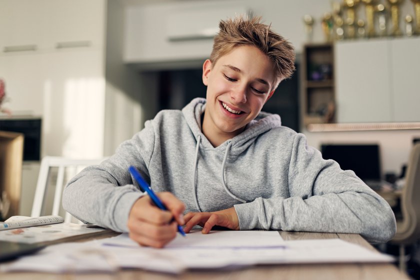 Junge lerntShot with Canon R5 Junge lerntShot with Canon R5