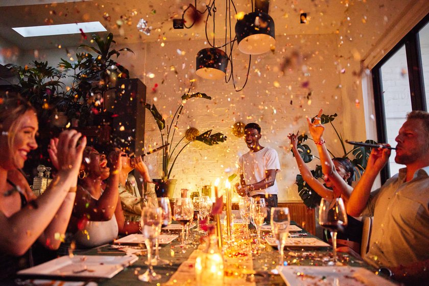 Freunde feiern gemeinsam Silvester zuhause