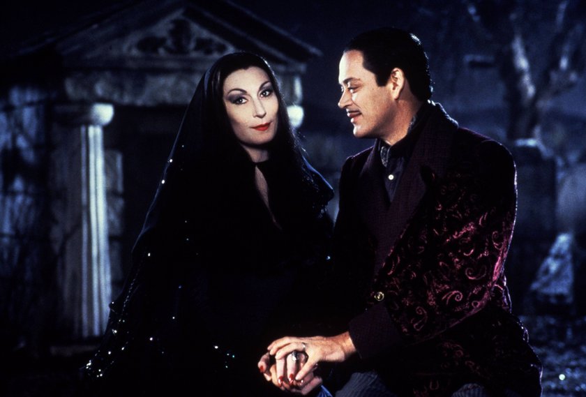 Kurz nach der Geburt ihres dritten Kindes stellen Morticia und Gomez Addams das Kindermädchen Debbie Jellinsky ein, das dem armen Fester völlig den Kopf verdreht. 