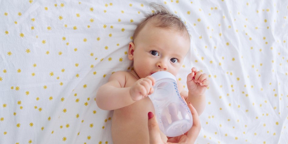 Trinkmenge beim Baby: So viel Flüssigkeit und Trinkmahlzeiten brauchen Säuglinge Trinkmenge beim Baby: So viel Flüssigkeit und Trinkmahlzeiten brauchen Säuglinge