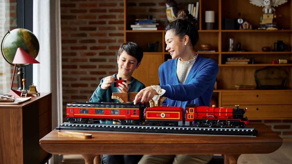 Mit dem LEGO-Set des Hogwarts Express haben junge und ältere „Harry Potter“-Fans Spaß. Mit dem LEGO-Set des Hogwarts Express haben junge und ältere „Harry Potter“-Fans Spaß.