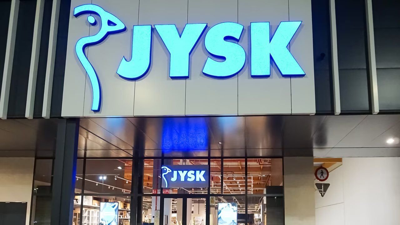 Bei Jysk gibt es einen coolen Becher gegen Fernweh zu kaufen. Bei Jysk gibt es einen coolen Becher gegen Fernweh zu kaufen.
