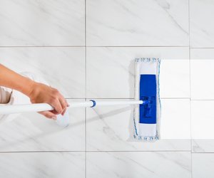 Fliesen reinigen: So wirst du unschöne Flecken los