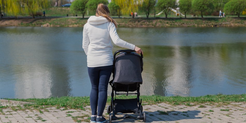 Kinderwagen rollt den Berg herunter, Kind stürzt ins Wasser Kinderwagen rollt den Berg herunter, Kind stürzt ins Wasser