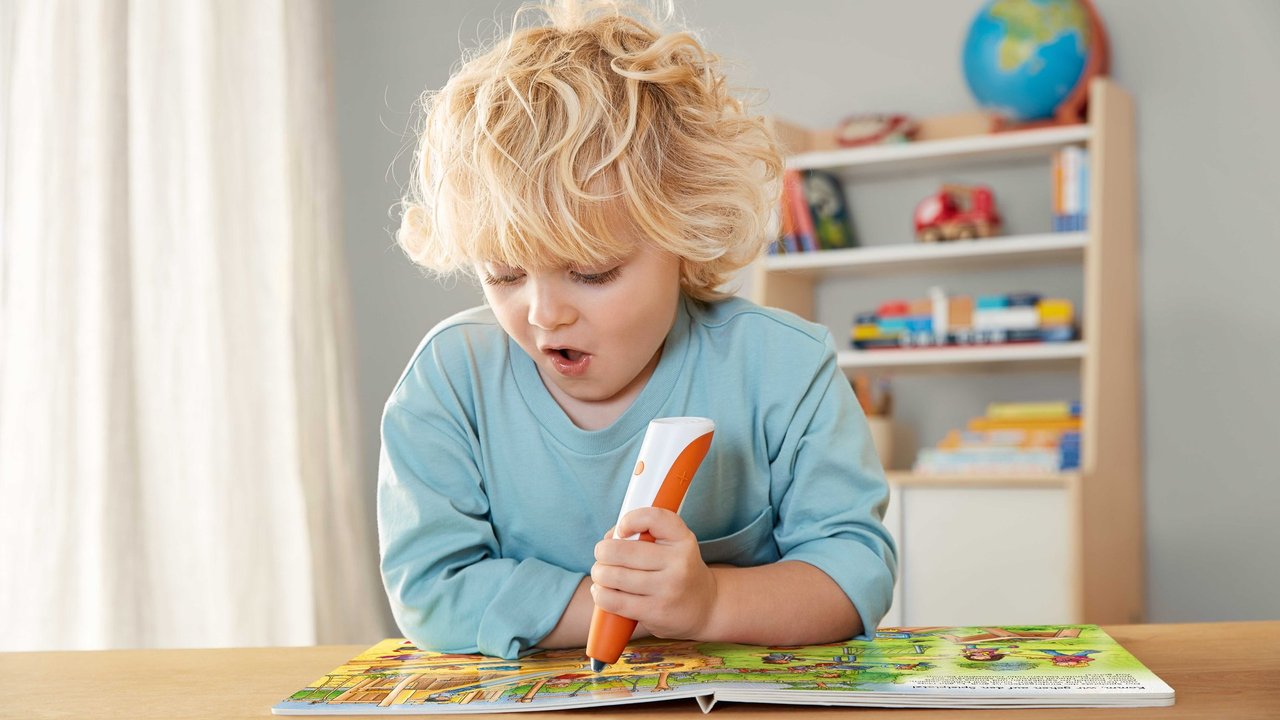Tiptoi ist bereits für Kinder ab 4 Jahren bestens geeignet und bietet eine breit aufgestellte Produktpalette.