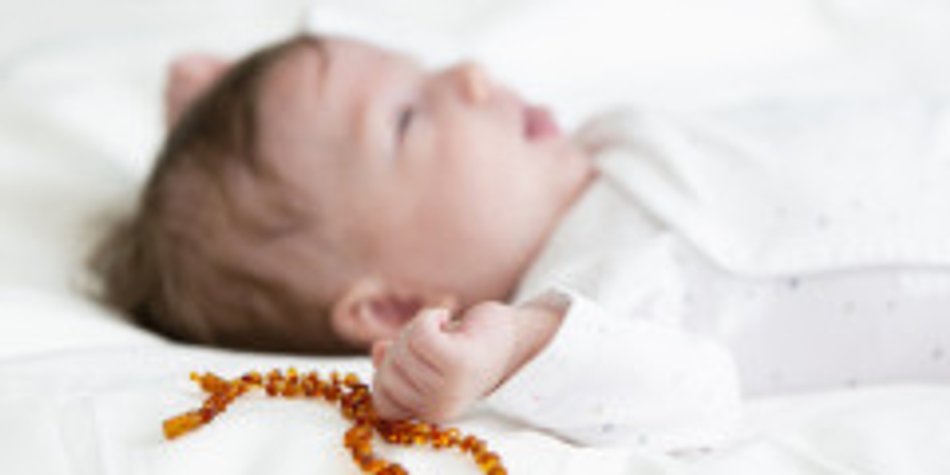 Bernsteinkette fürs Baby: Zahnen-Hilfe oder Gefahr? Bernsteinkette fürs Baby: Zahnen-Hilfe oder Gefahr?