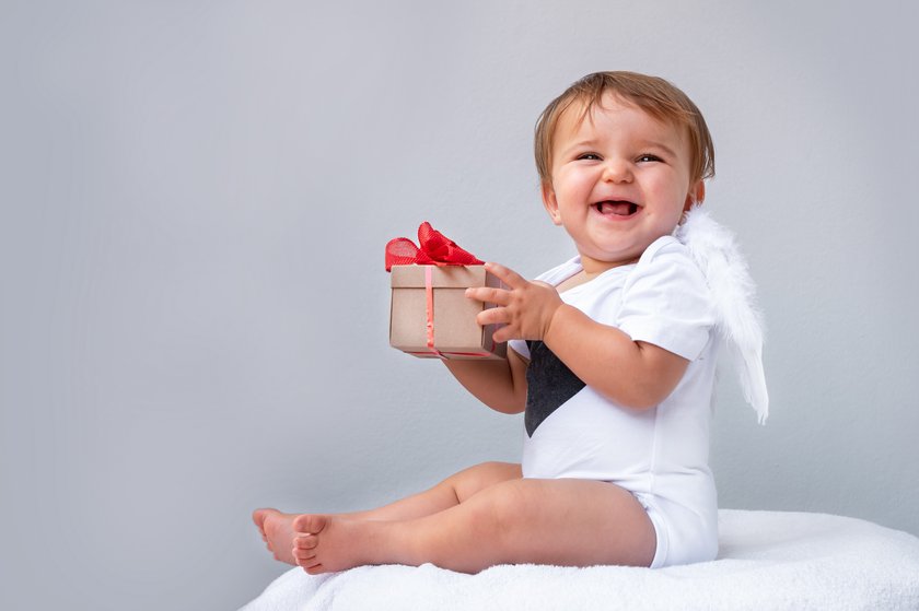 20 besondere Babynamen für Mädchen &amp; Jungen, die „Geschenk" bedeuten!