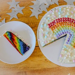 Einen coolen Regenbogenkuchen backen: So einfach geht's!