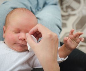 Bindehautentzündung bei Neugeborenen: Wann sie gefährlich werden kann