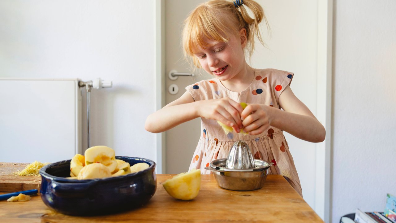 Girl squeezing lemon using juicer at home model released, Symbolfoto property released, IHF01398 Girl squeezing lemon using juicer at home model released, Symbolfoto property released, IHF01398