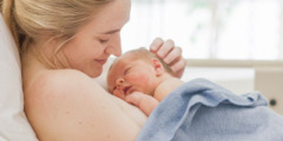 Das passiert mit Mamas Gehirn, wenn sie ihr Baby umarmt Das passiert mit Mamas Gehirn, wenn sie ihr Baby umarmt