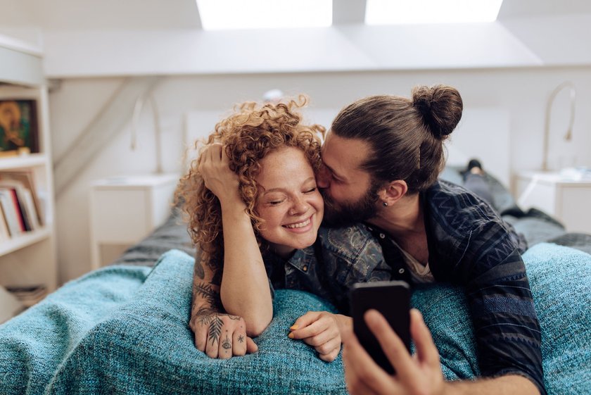 Glückliche Beziehung: Paar lachend im Bett Glückliche Beziehung: Paar lachend im Bett