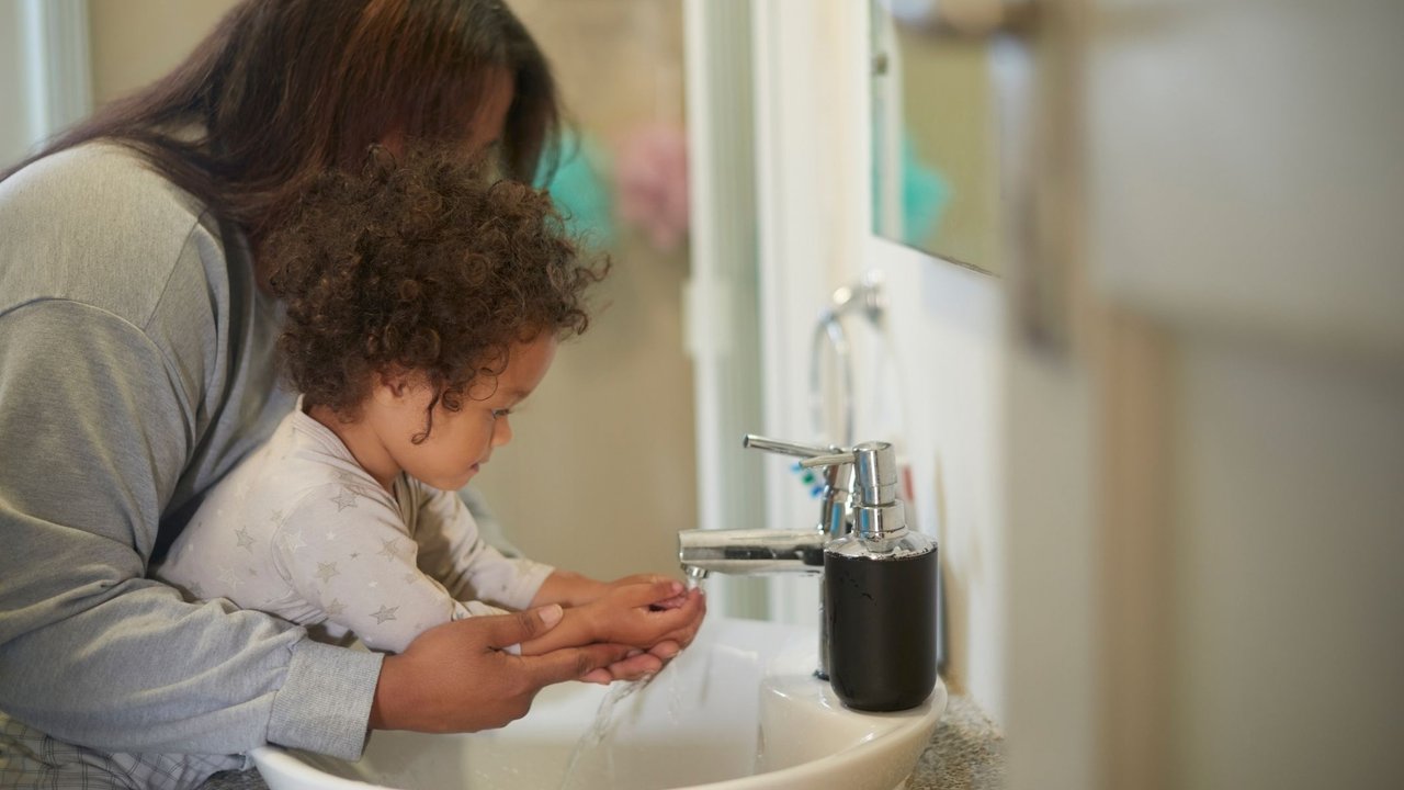Montessori Badezimmer: Mama zeigt Kleinkind das Händewaschen