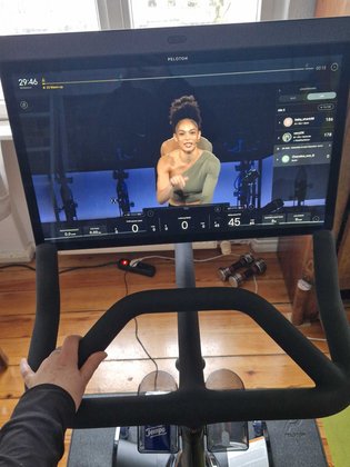 Peloton Bike im Test: Mein Training aus der Ich-Perspektive. Es fühlt sich an, als hätte ich eine Personaltrainerin, die mich motiviert durchzuhalten. Peloton Bike im Test: Mein Training aus der Ich-Perspektive. Es fühlt sich an, als hätte ich eine Personaltrainerin, die mich motiviert durchzuhalten.