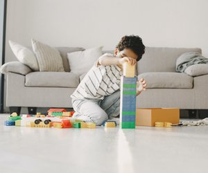 Dieses simple Amazon-Gadget verhindert, dass Spielzeuge unter dem Sofa verschwinden