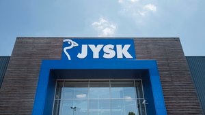 Mit dem Kunstblumen-Set von Jysk kommt Farbe, Frische und Sommer ins Heim