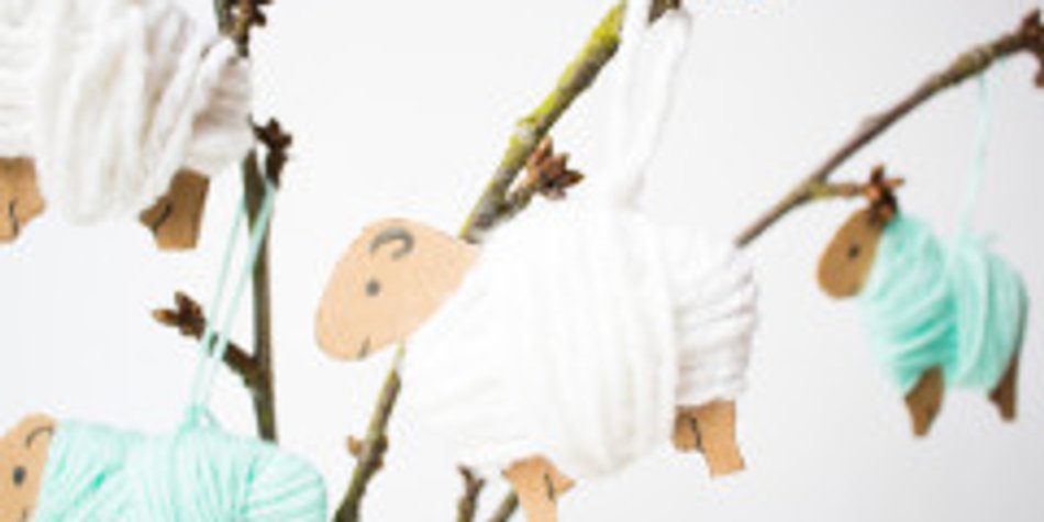 Wickelschafe: Osterschmuck aus Pappe und Wolle basteln Wickelschafe: Osterschmuck aus Pappe und Wolle basteln