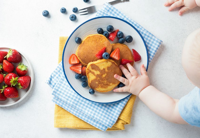 Fingerfood fürs Baby: Schnell gemacht, schön weich und auch praktisch für unterwegs: Pfannkuchen sind das perfekte Fingerfood für kleine Kinder
