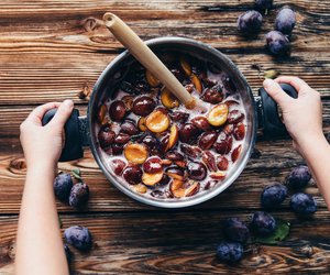 Zwetschgen entsteinen: Mit diesen Tipps klappt es