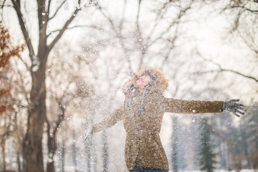 Sätze für Resilienz: Frau glücklich im Schnee