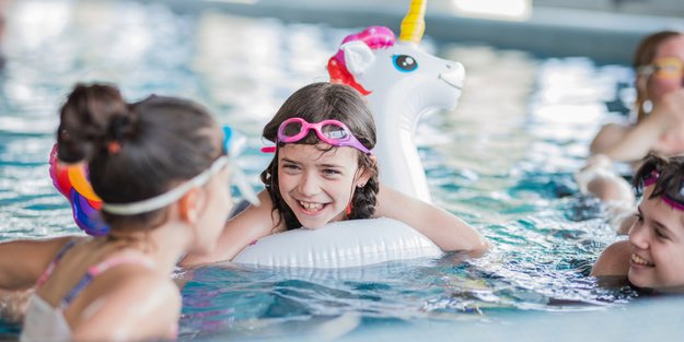 Ab wann dürfen Kinder alleine ins Schwimmbad?
