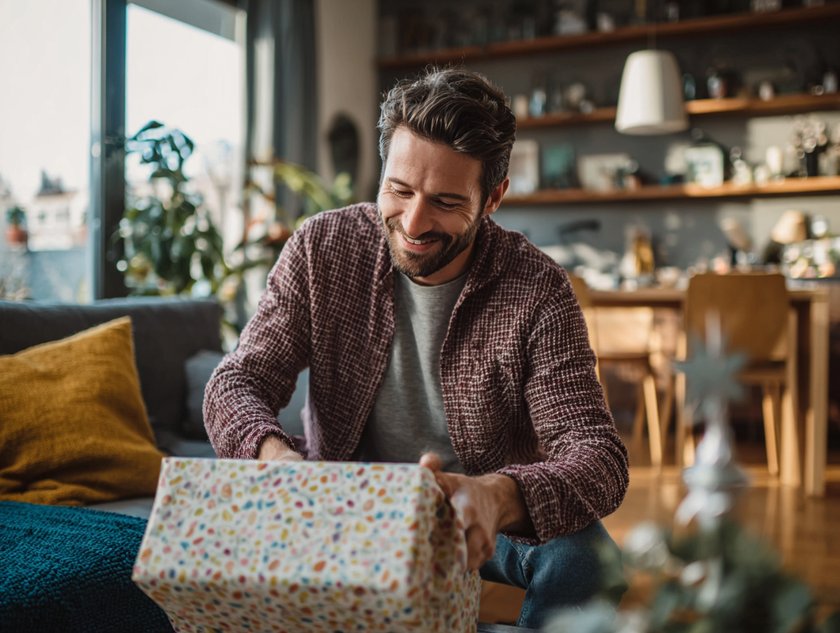Millennial packt Geschenk aus