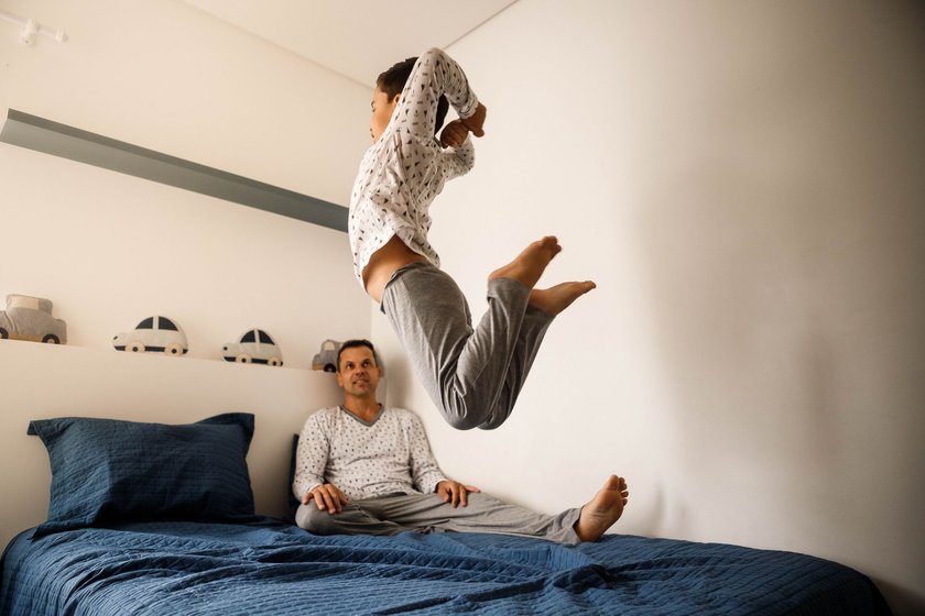 Wenn Kinder die Welt regieren würden: Kind springt auf dem Bett Wenn Kinder die Welt regieren würden: Kind springt auf dem Bett