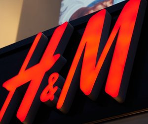 Dieser kleine Hocker von H&M Home bringt Ordnung ins Kinderzimmer