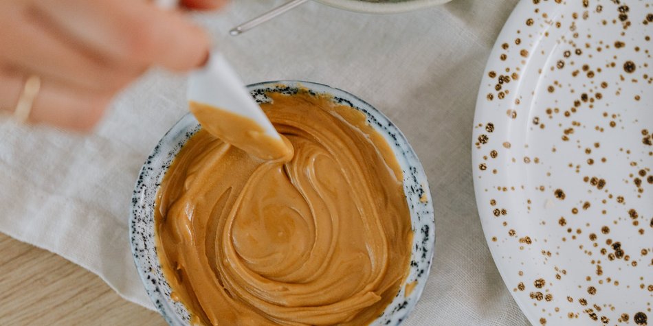 Erdnussbutter fürs Baby: Ab wann darf es davon kosten? Erdnussbutter fürs Baby: Ab wann darf es davon kosten?
