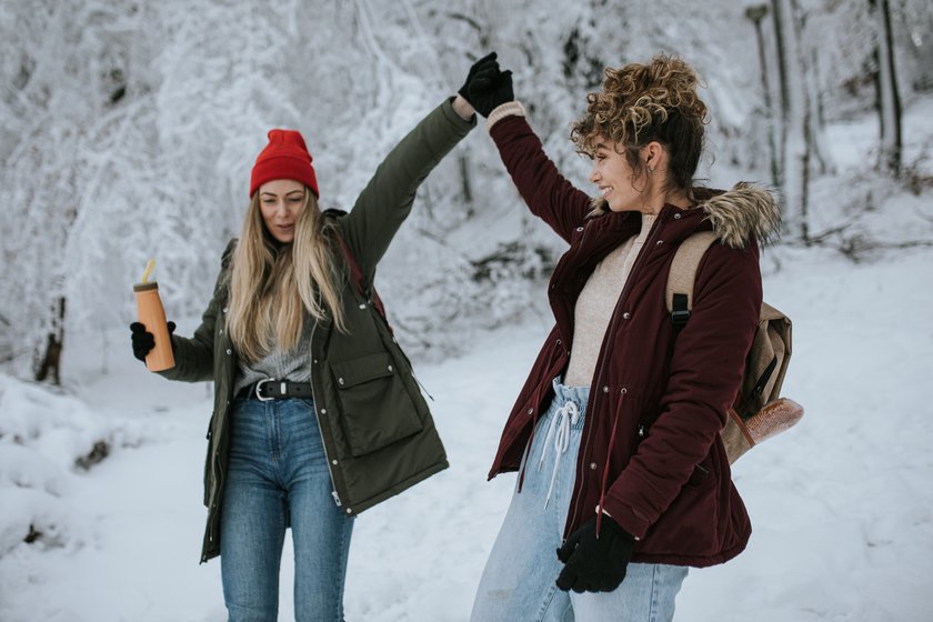 Freunde wandern durch den Schnee Freunde wandern durch den Schnee