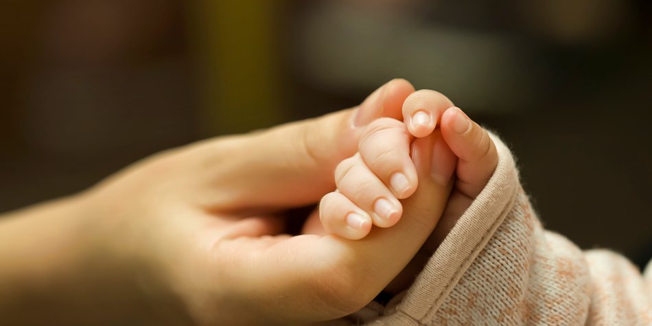 Rührend: Krankenschwester adoptiert Frühchen, das nie Besuch bekam Rührend: Krankenschwester adoptiert Frühchen, das nie Besuch bekam
