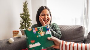 Der ultimative Geschenke-Hack für Männer: So triffst du garantiert ins Schwarze bei deiner Partnerin