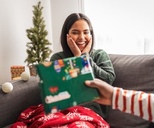 Der ultimative Geschenke-Hack für Männer: So triffst du garantiert ins Schwarze bei deiner Partnerin