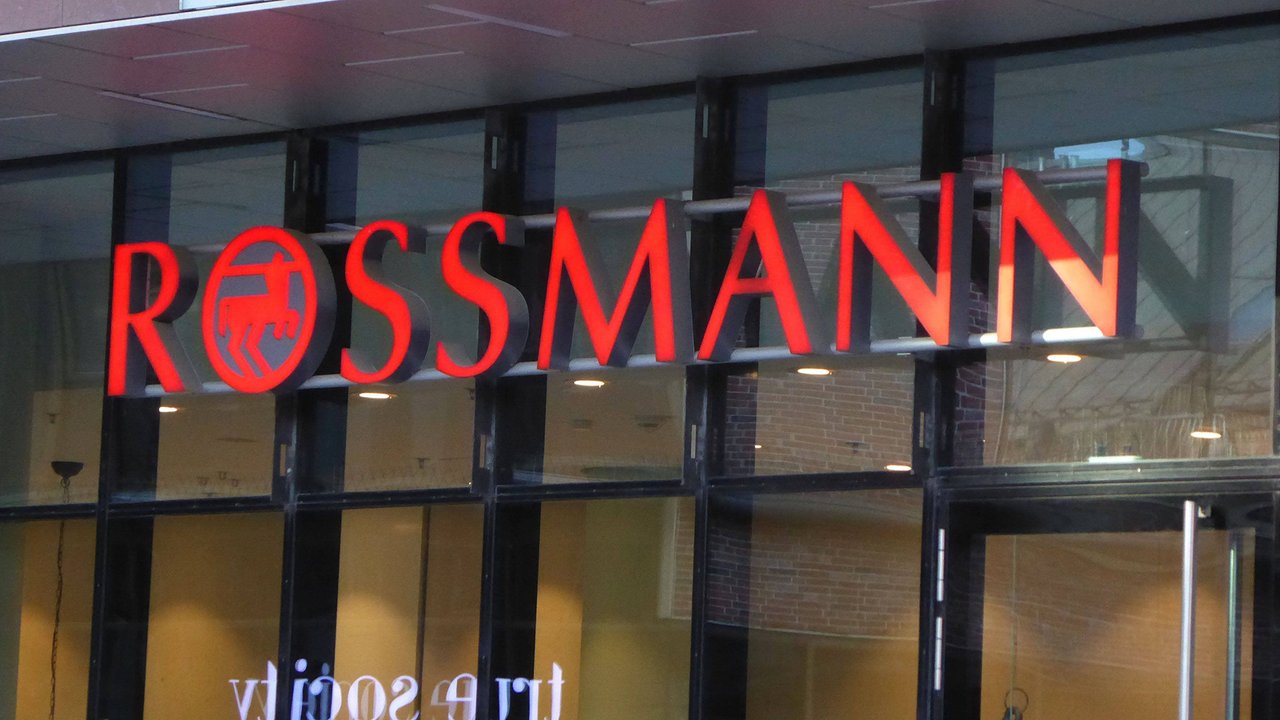 Wenn du Makramee liebst, wird dir diese Hängeampel mit Glasvase von Rossmann gefallen.