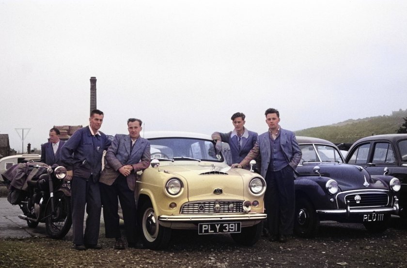 Vier Männer stehen vor einem Austin Cambridge A40. Vier Männer stehen vor einem Austin Cambridge A40.