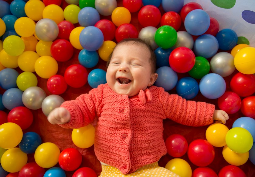 Baby-Namen Farben: Baby mit Tuschkasten und Pinsel