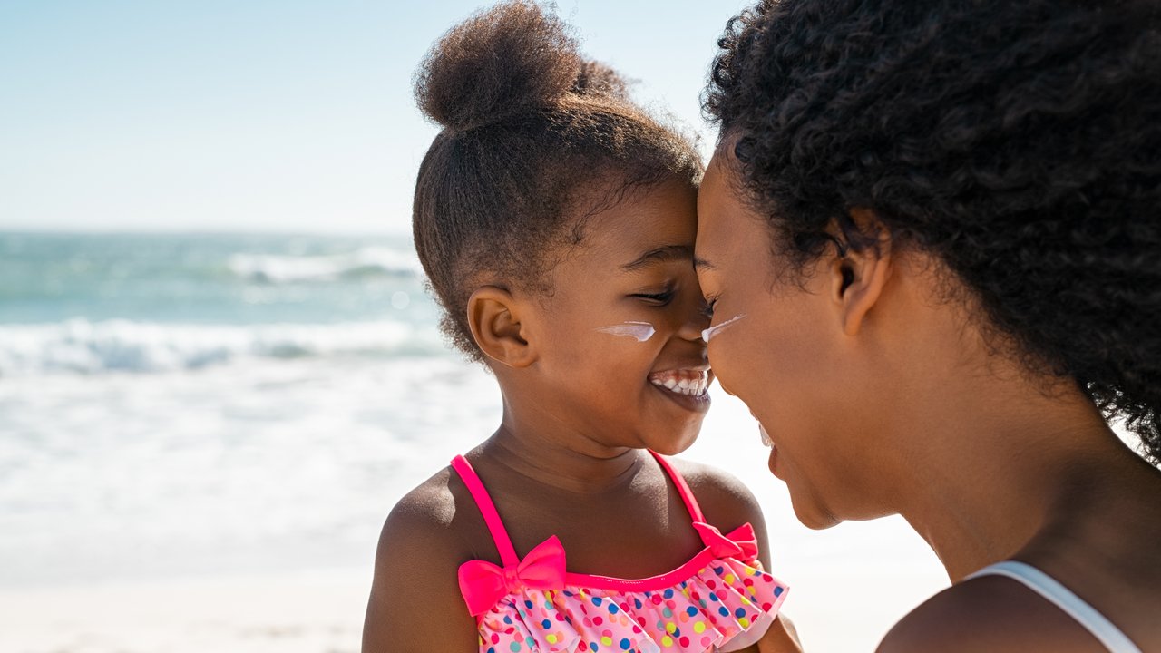 Sonnencreme Test: Mutter und Kind am Strand