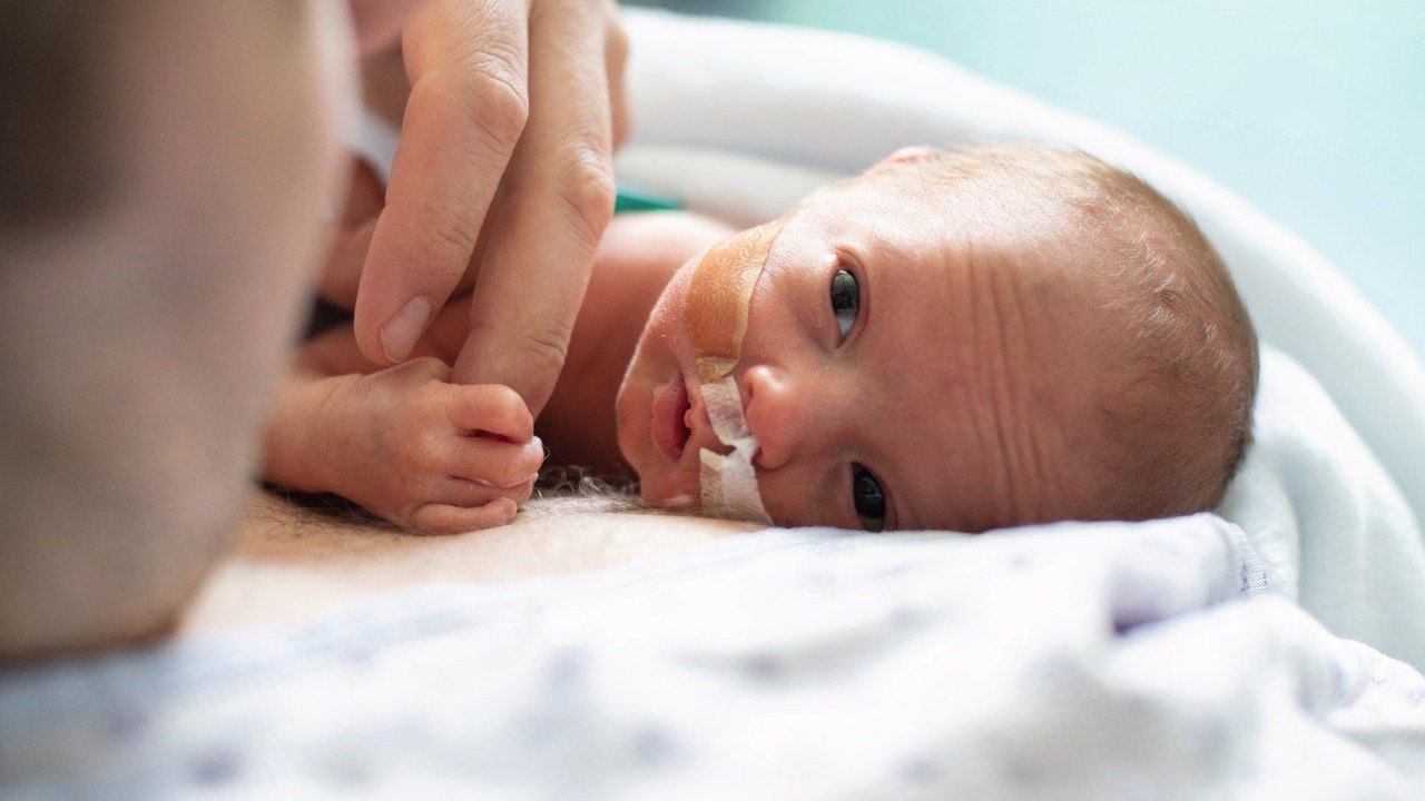 Zu früh geboren, aber schon ein Kämpfer – auf Frühchenstationen passieren viele kleine Wunder.