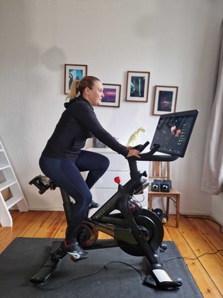 Peloton im Test: Peloton und seine Trainer*innen schaffen es mich zu motivieren, sodass ich regelmäßig in die Pedale trete. Peloton im Test: Peloton und seine Trainer*innen schaffen es mich zu motivieren, sodass ich regelmäßig in die Pedale trete.