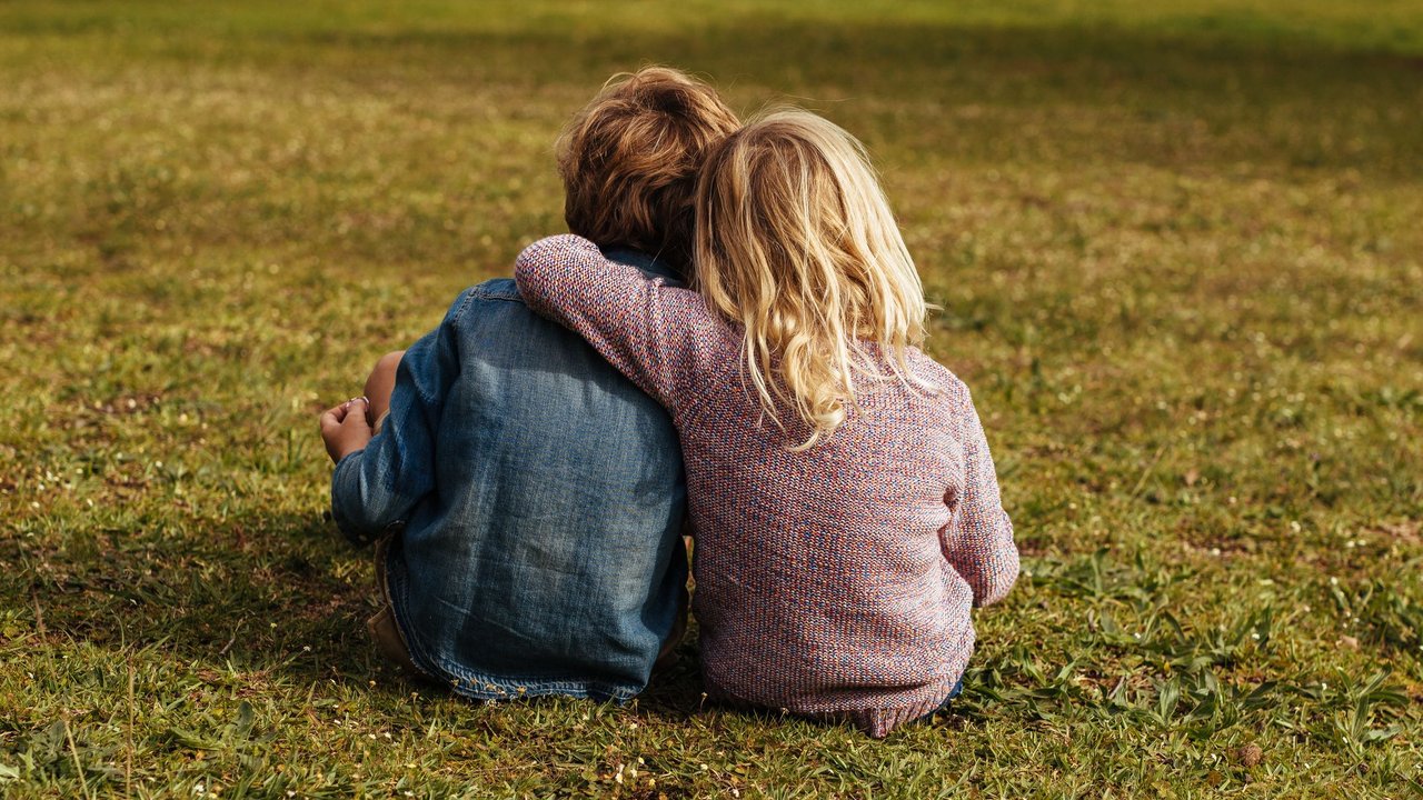 Geschwisterliebe: Kinder umarmen sich