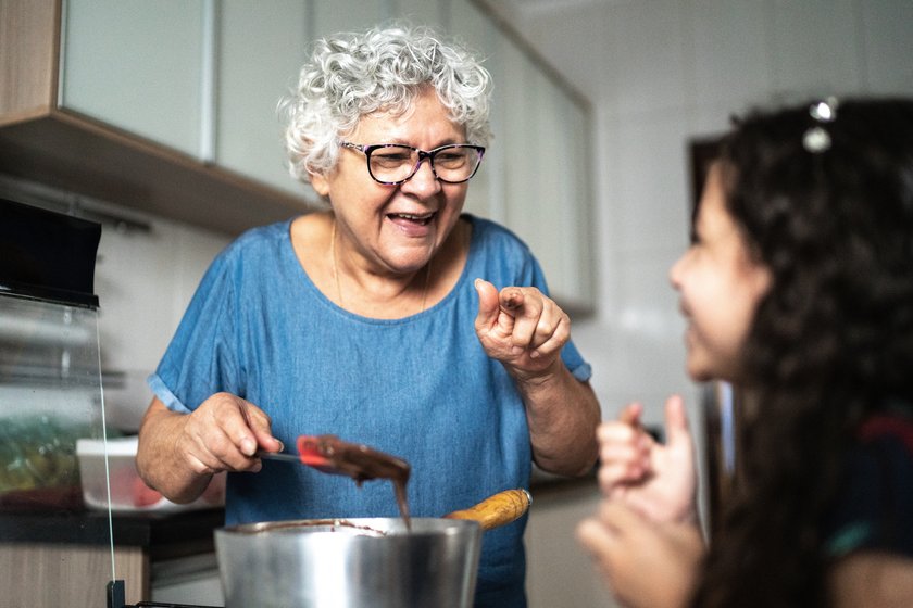 Lieblingsoma werden: Oma und Enkel kochen zusammen Lieblingsoma werden: Oma und Enkel kochen zusammen