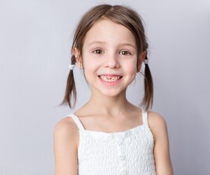 Alles über Backenzähne bei Kindern – neue Zähne trotz Wackelzähnen