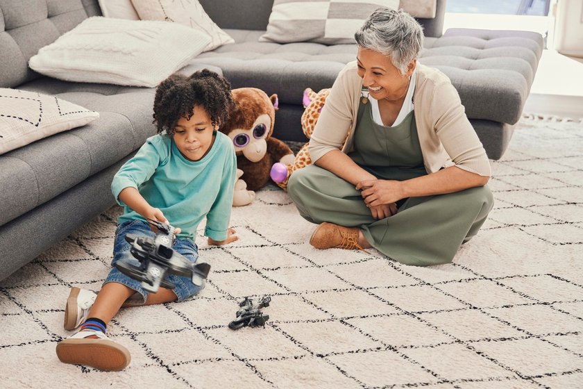 Moderne Boomer-Großeltern: Oma spielt mit Enkel Farhzeuge Moderne Boomer-Großeltern: Oma spielt mit Enkel Farhzeuge