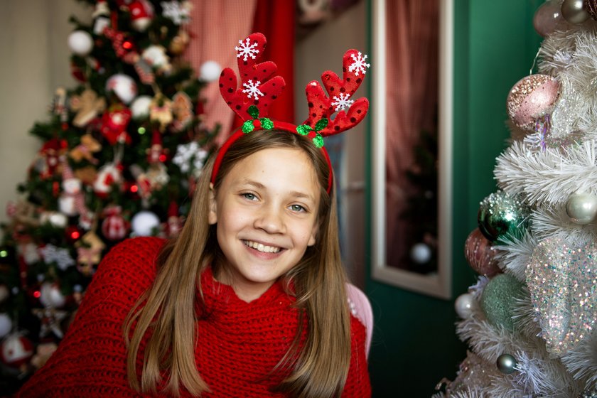 Teenager mit Weihnachts-Accessoire