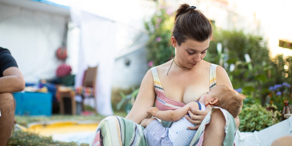 Umdenken nötig! Drei Viertel aller Frauen fühlen sich unwohl beim öffentlichen Stillen Umdenken nötig! Drei Viertel aller Frauen fühlen sich unwohl beim öffentlichen Stillen