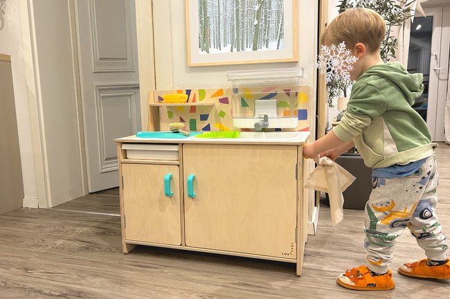 Kind spielt mit Spielküche Kind spielt mit Spielküche