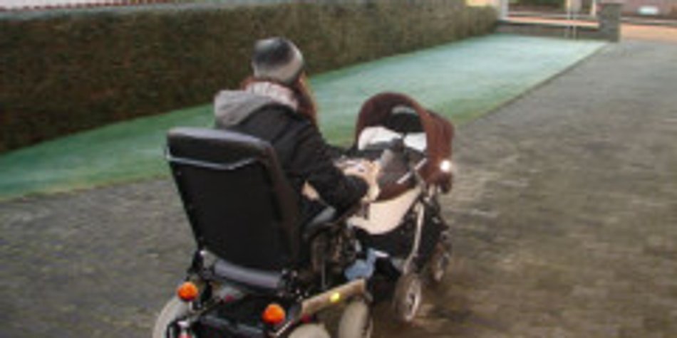 Mit Kind und Rollstuhl - So macht das eine "Wheelymum" Mit Kind und Rollstuhl - So macht das eine "Wheelymum"